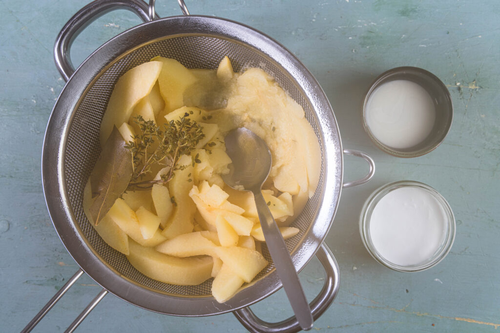 Nach dem Kochen durch ein Sieb wird die Sacue durch ein Sieb passiert.