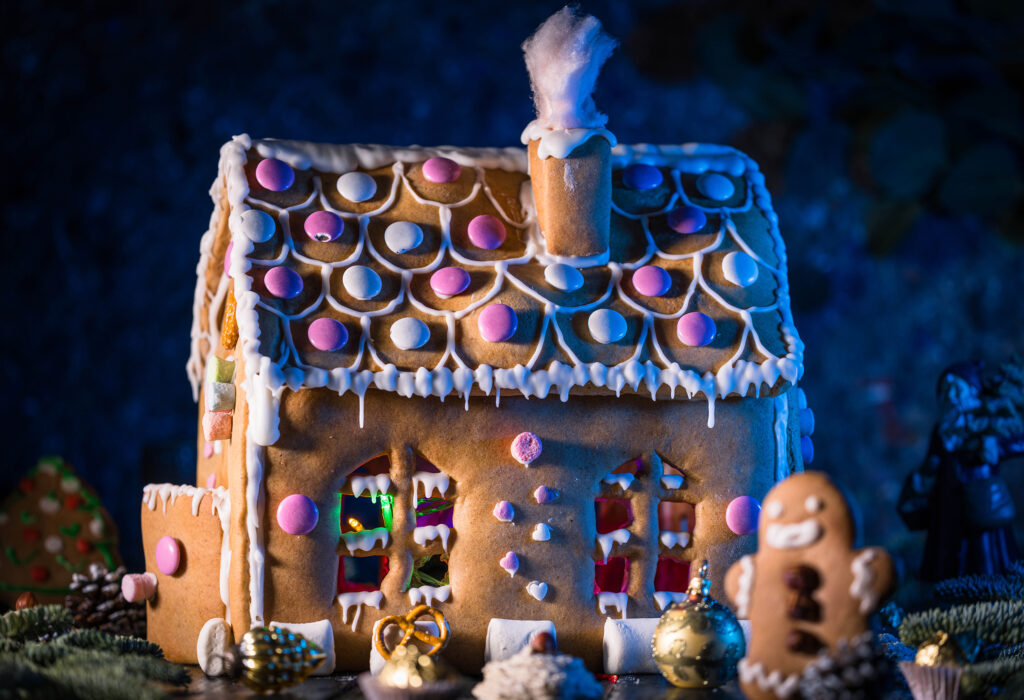 Die Schablone zum Ausdrucken als Vorlage für das Lebkuchenhaus könnt Ihr hier herunterladen.