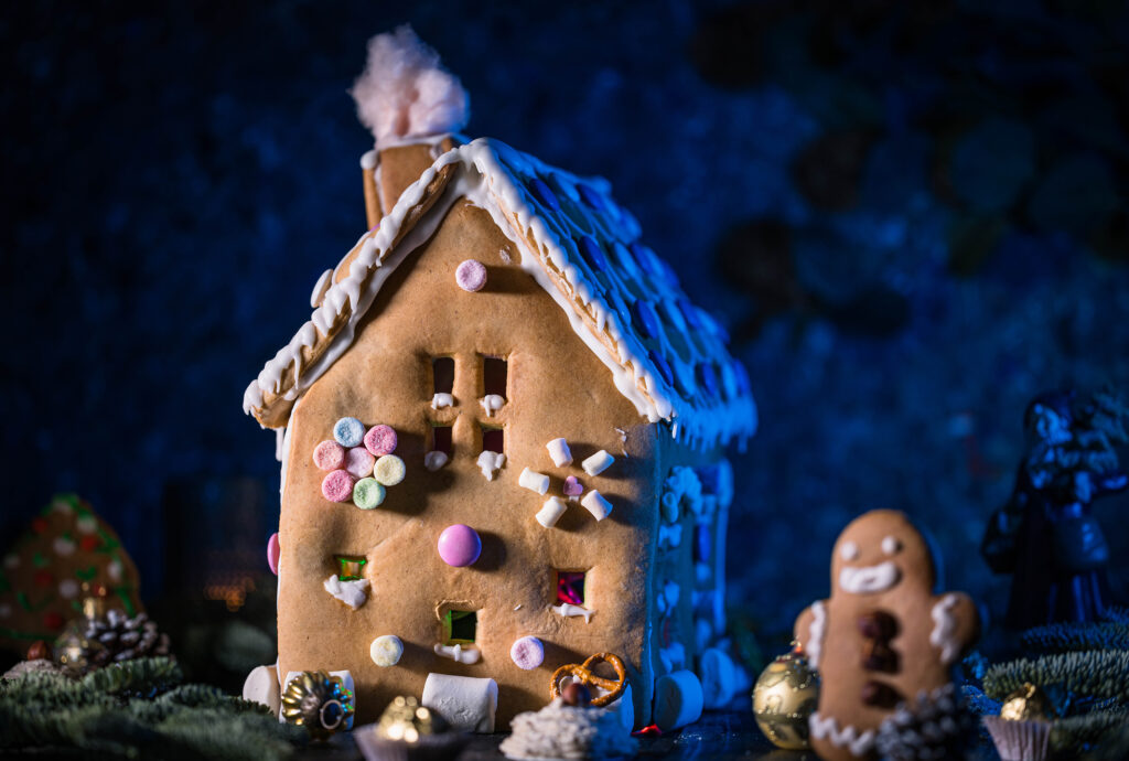 Du kannst das Lebkuchenhaus entweder nur mit Zuckerguss verzieren oder noch verschiedene Süßigkeiten, kleine Kekse, Streusel, Brezeln, einfach alles was klein und essbar ist und was Spaß macht, darauf befestigen.