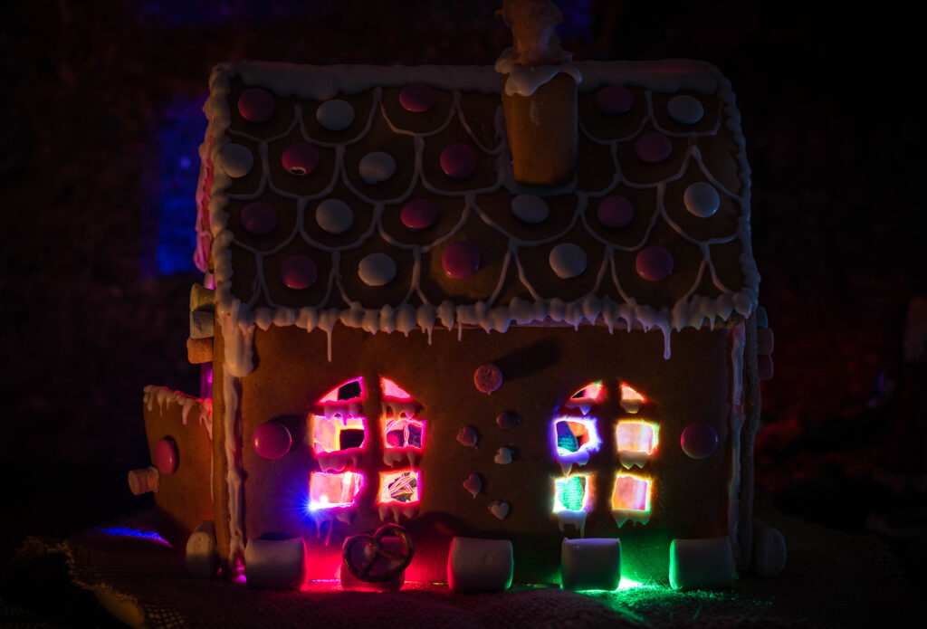 Veganes Lebkuchenhaus aus der Weihnachtsbäckerei. Mit LED-Beleuchtung von innen.