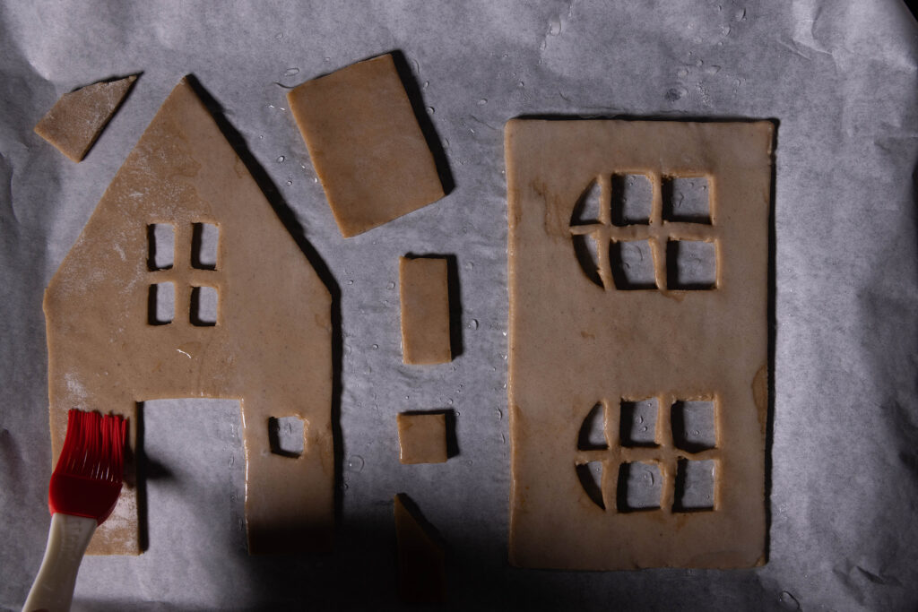 5. Vor dem Backen werden die rohen Lebkuchen mit Wasser eingepinselt, dann müssen sie 15 Minuten gehen.