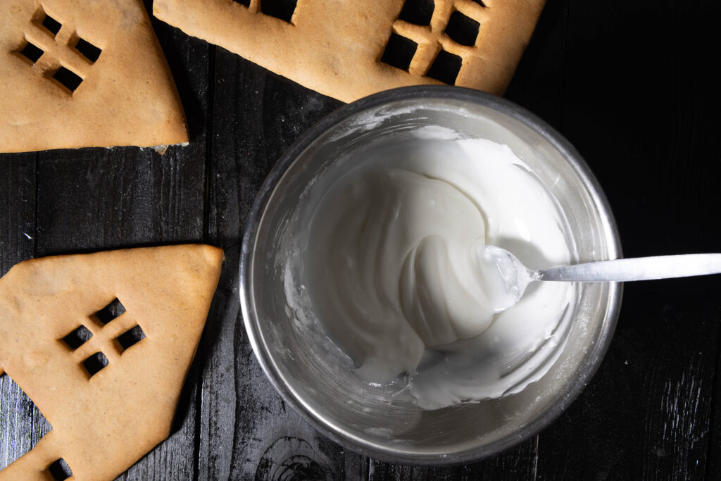 6. Der Zuckerguss wird aus Puderzucker und Zitronensaft angerührt.