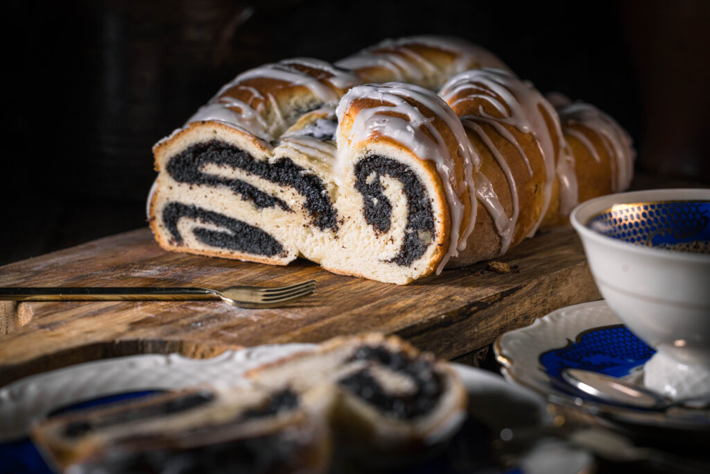 So ein Marzipan-Mohnzopf passt zu vielen Gelegenheiten