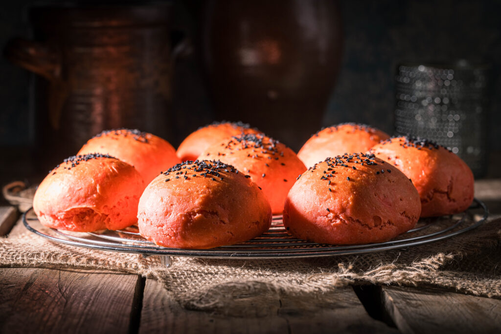 Bei selbst gebackenen Red Burger Buns kann man sicher sein, dass man sie vegan einfärbt.