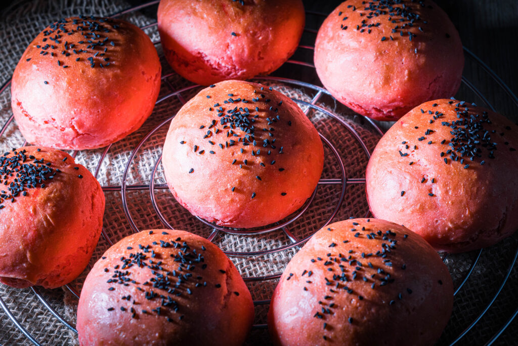 Meine Red Burger Buns zeichnen sich durch ihre weiche, fluffige und luftige Textur aus. 