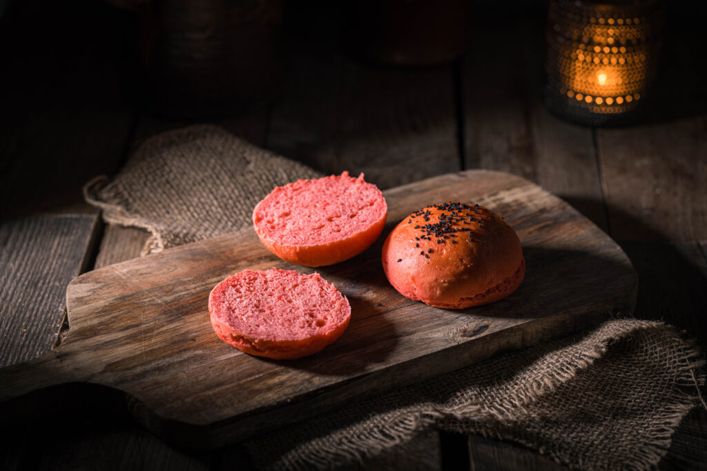 Frisch gebackene Red Burger Buns können jetzt belegt werden.