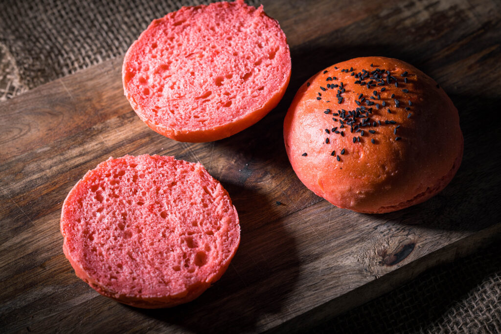 Der Teig meiner Red Burger Buns ähnelt einem Briocheteig, allerdings vegan.