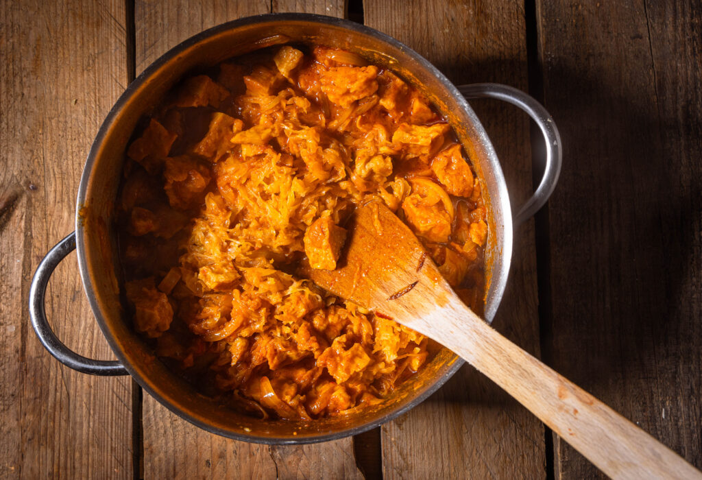 Veganes Szegediner Gulasch im Kochtopf