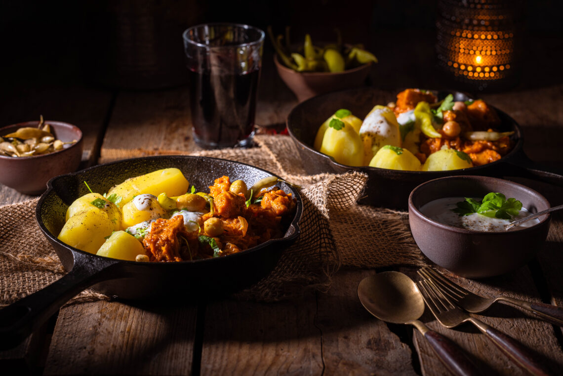 Veganes Szegediner Gulasch mit selbstgemachtem Seitan in zwei schwarzen Pfännchen serviert