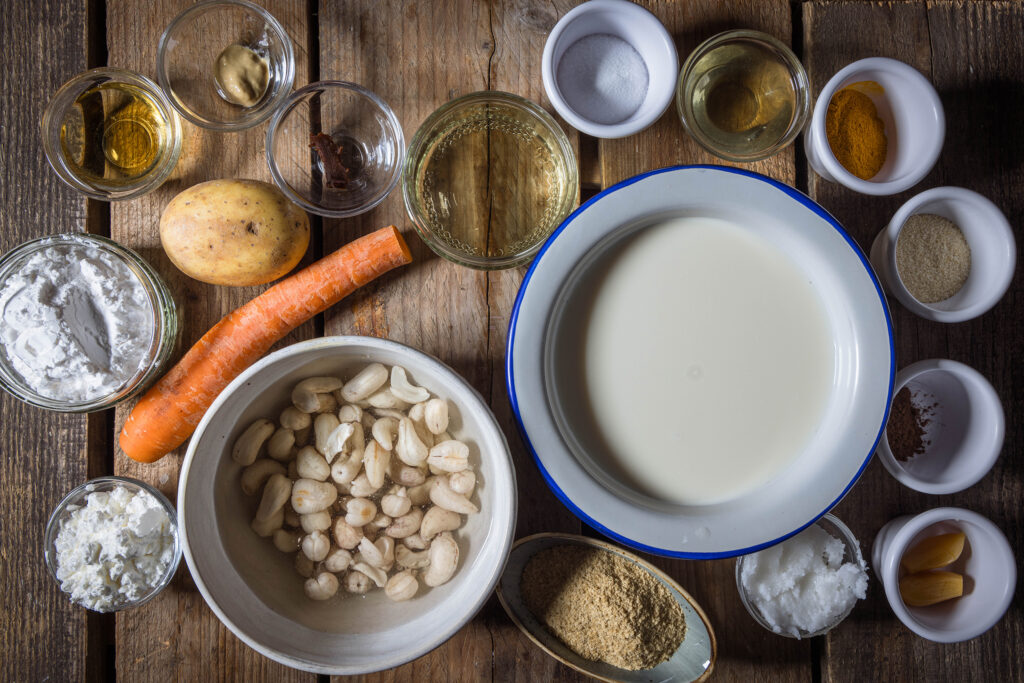 Alle Zutaten für die Käsemasse für die vegane Fonduesuppe.