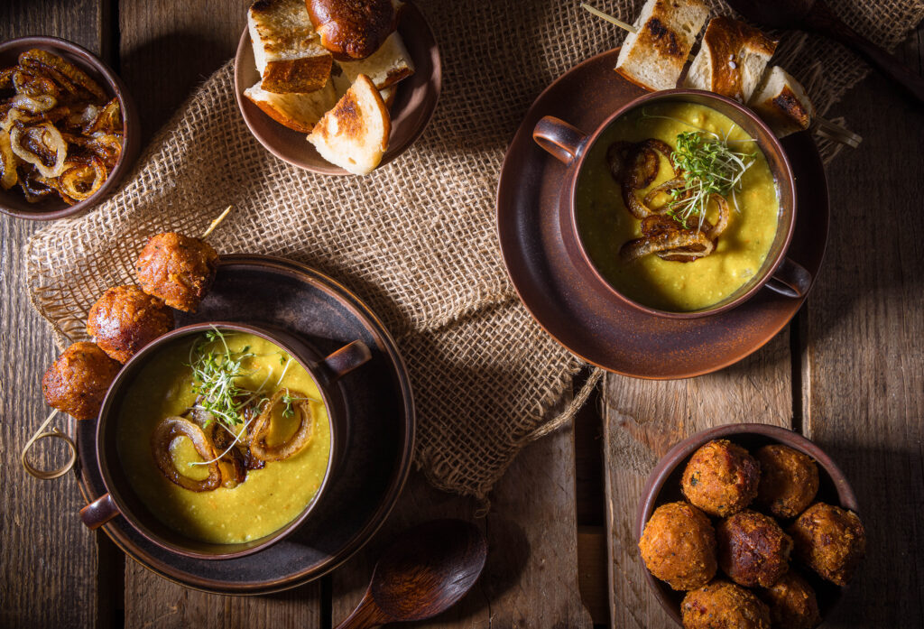 Vegane Fonduesuppe ist wie ein kleiner Festschmaus in einer Schüssel