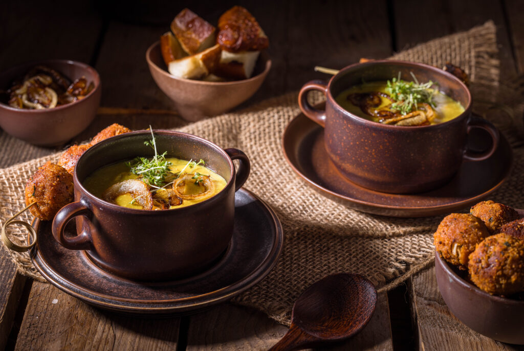 Meine vegane Fonduesuppe ist ein Rezept für Genuss und Zusammenhalt, das immer wieder Freude bereitet.