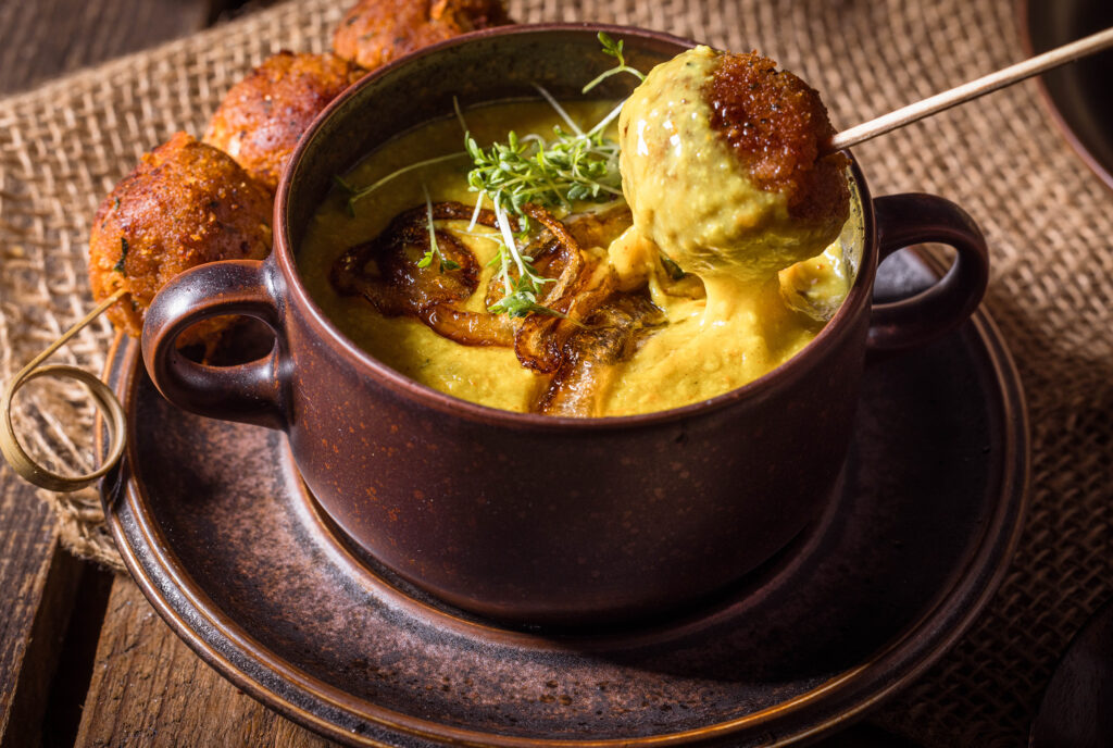 Eine cremige Käsesuppe im Schweizer Fonduestil. Perfekt zum Stippen und Dippen!