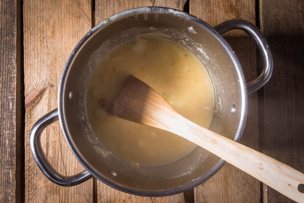 Ein Suppentopf mit Zwibelsuppe.