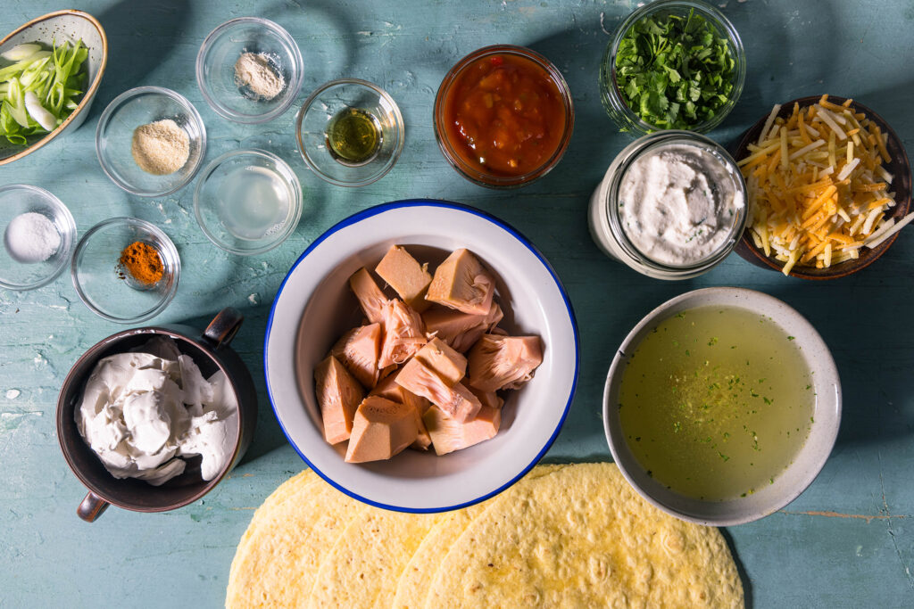 Alle Zutaten für vegane, cremige Chicken Taquitos mit Sour Cream Dip