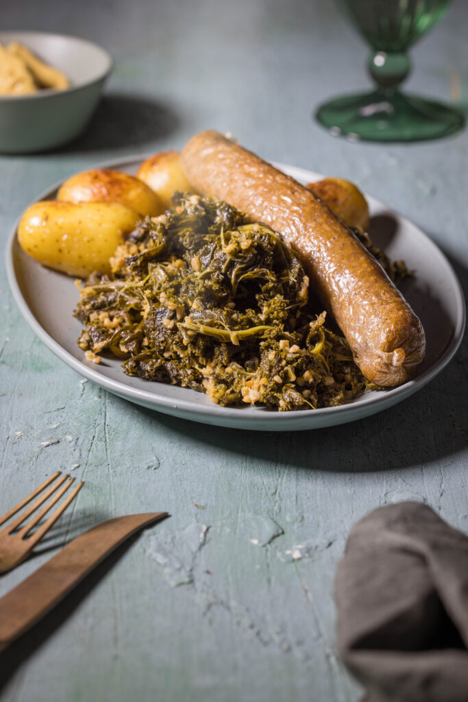 Veganer Grützkohl mit selbstgemachter, veganer Pinkel und karamellisierten Kartoffeln.