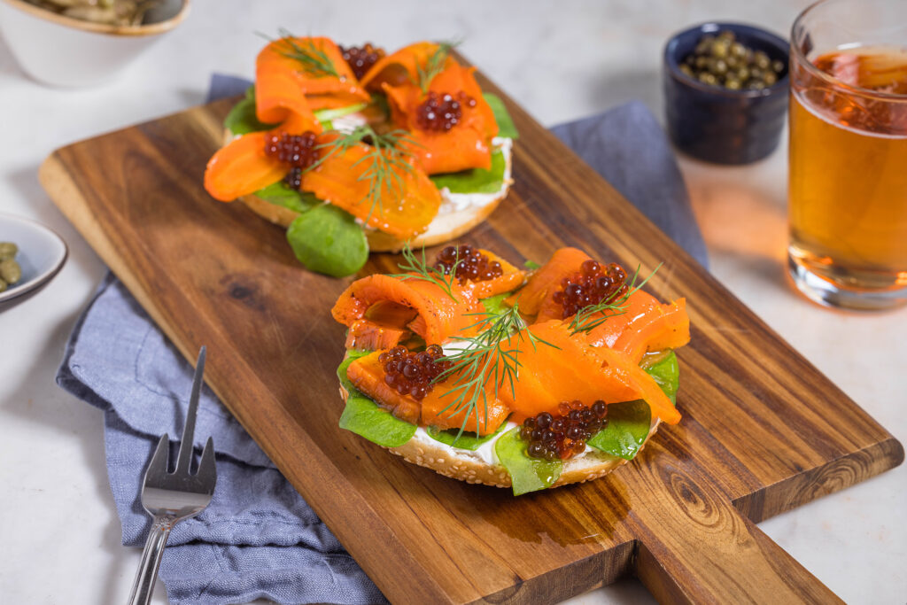 Karottenlachs – der beste vegane Lachs – im Salzmantel gegart. Hier auf einem Bagel mit veganem Frischkäse, veganem Kaviar und Dill.