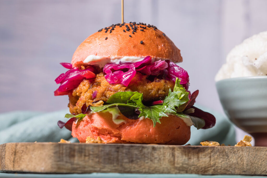 Kimchi-Burger mit selbstgebackenen Red Burger Buns.