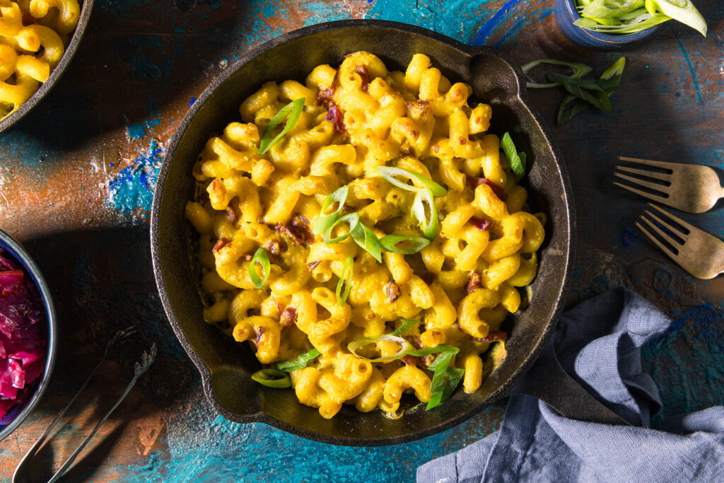 Veganes Kimchi Mac and Cheese in einer kleinen gusseisernen Pfanne