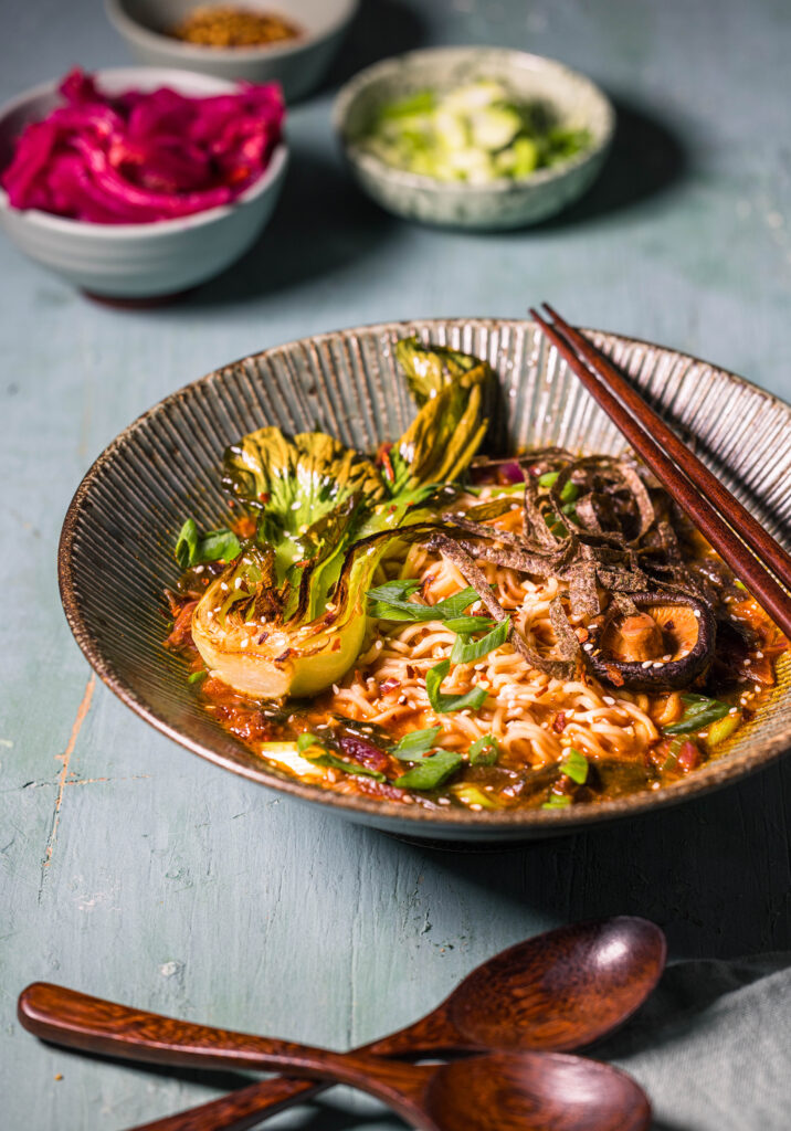 Vegane Kimchi Ramen mit selbst fermentiertem Kimchi in einer Bowl.