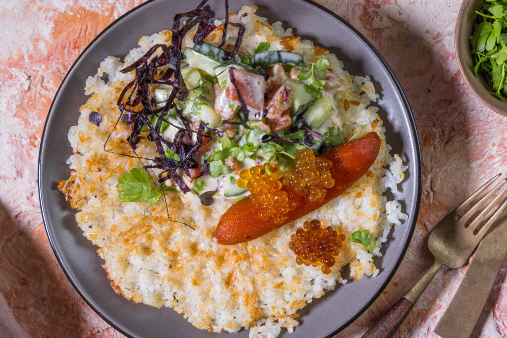 Crispy Reis aus dem Waffeleisen. Sushi mal anders. Mit TomatenThunfisch und veganem Kaviar.