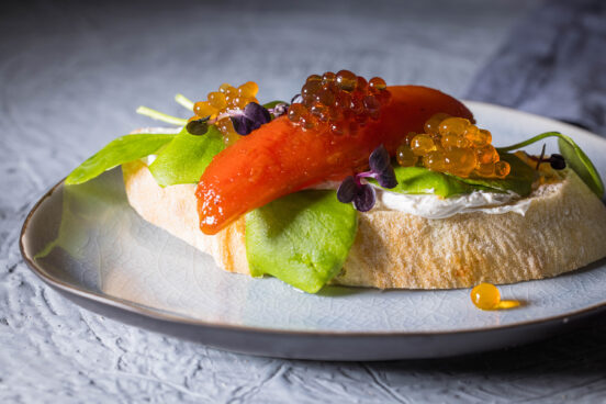 Kaltölsphärifikation: TomatenThunVisch, veganer Thunfischersatz auf Brot mit selbstgemachtem, veganen Kaviar