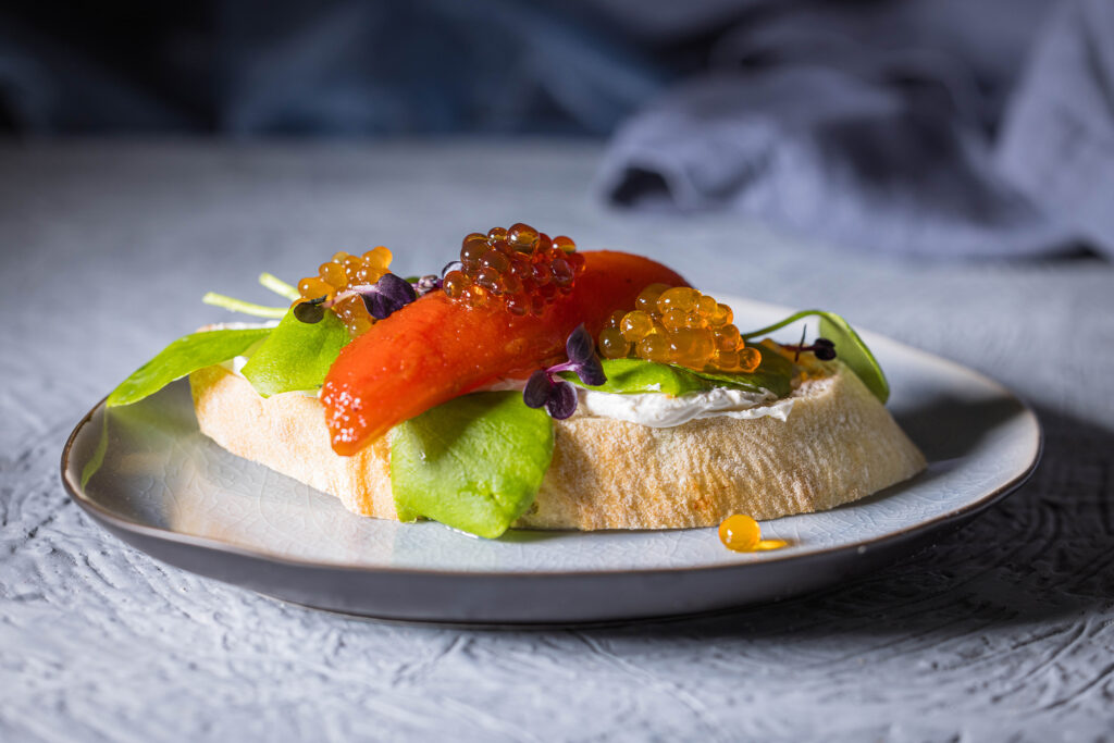 TomatenThunVisch auf Brot mit dreierlei selbstgemachtem, veganen Kaviar: Meeresgeschmack, karamellisierte Zwiebel und Balsamico.