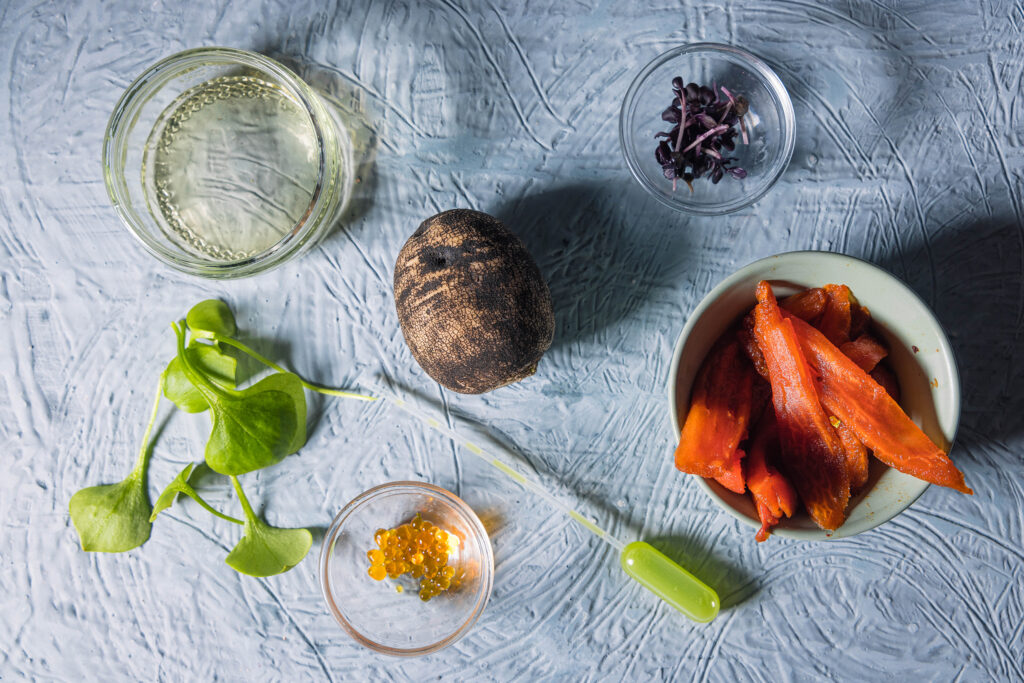 Alle Zutaten für die Rosen aus Rettich und veganem ThunVisch