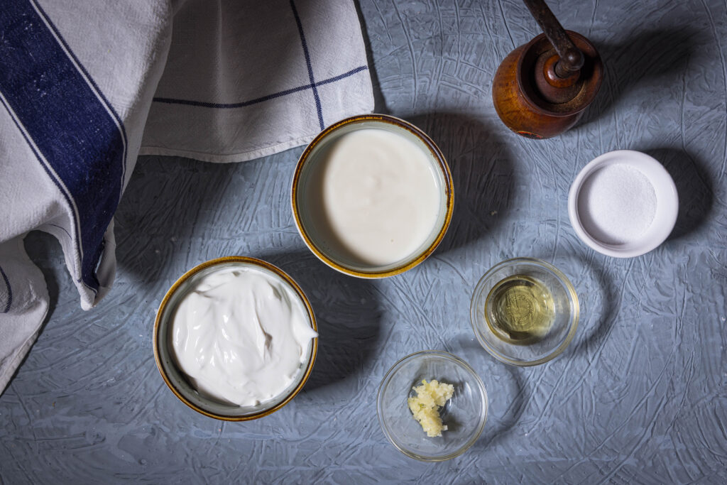 Alle Zutaten für die vegane Sauerrahmcreme mit Knoblauch.