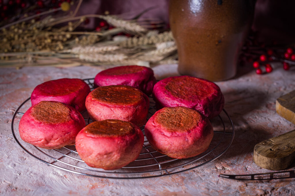 Rosa Rote Beete Pfannenbrötchen, 7 Stück kühlen auf einem Rost aus.