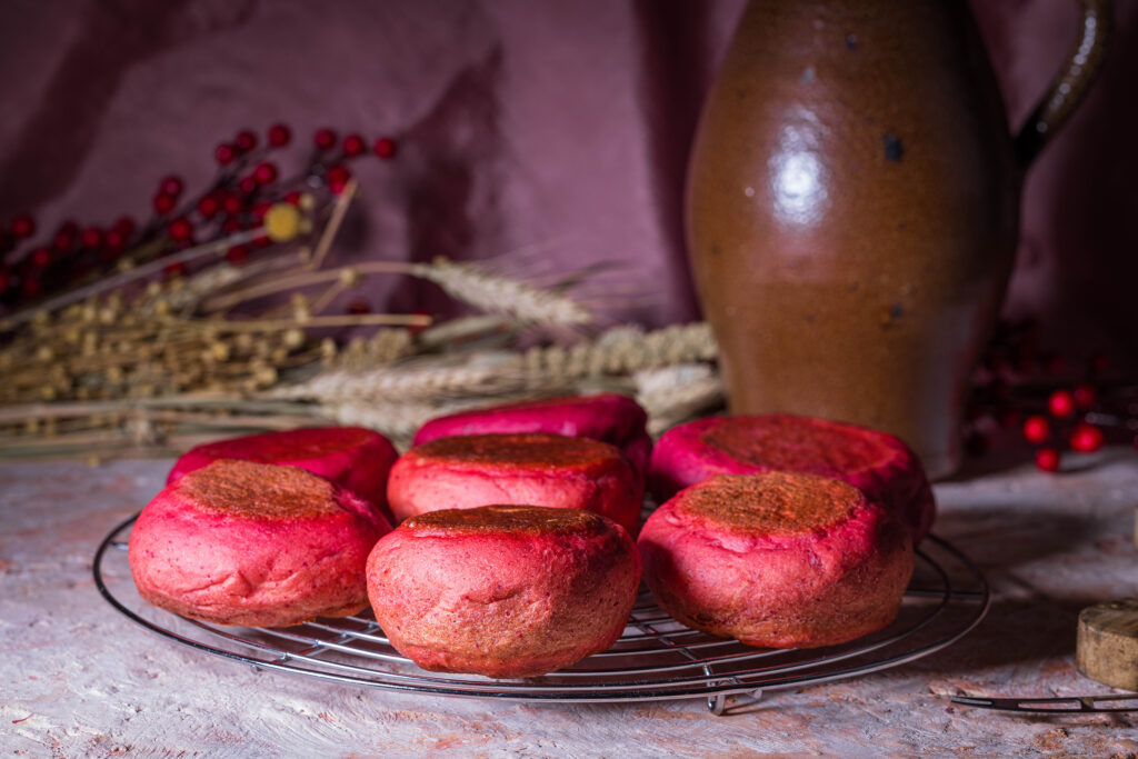 Rosa Rote Beete Pfannenbrötchen, 7 Stück kühlen auf einem Rost aus.