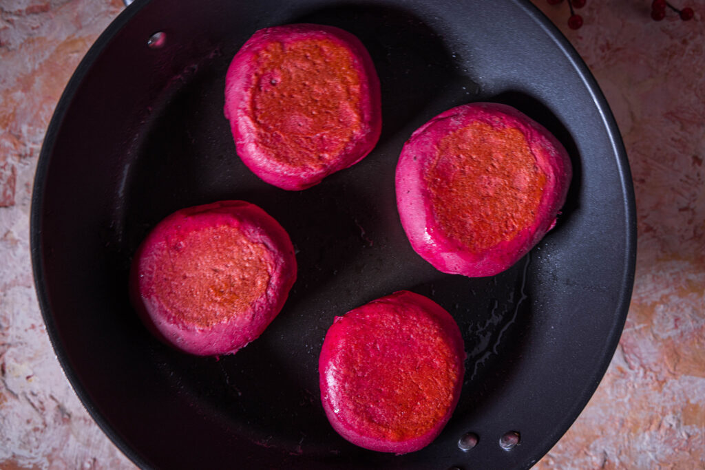 4 Rosa Pfannenbrötchen in einer Pfanne.