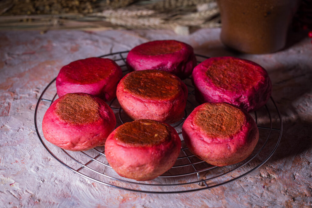 Rosa Rote Beete Pfannenbrötchen, 7 Stück kühlen auf einem Rost aus.