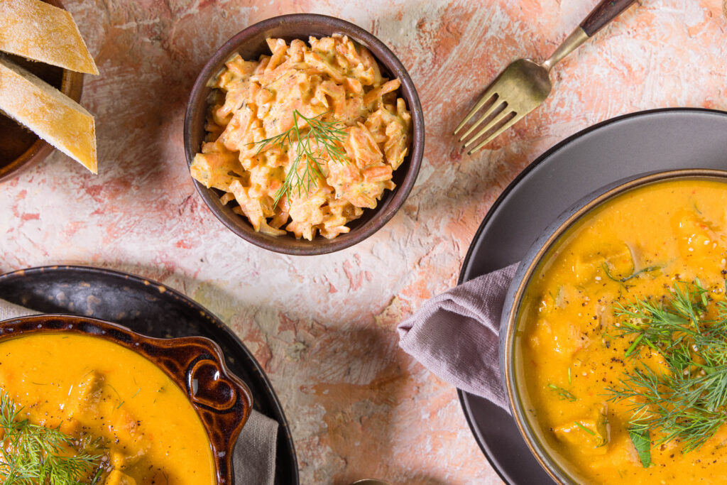 Türkischer Karottensalat als Beilage zu Süßkartoffel-Kokos-Suppe mit veganer Chorizo.