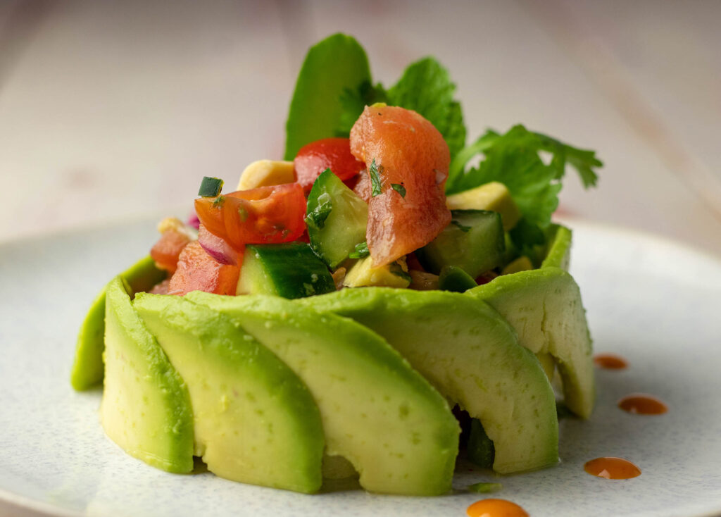 Vegane Ceviche in einem Avocadoring.