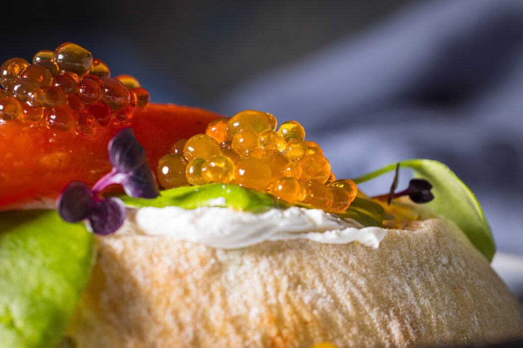 Veganer Kaviar mit Balsamicoperlen und veganem Thunfisch auf Brot.