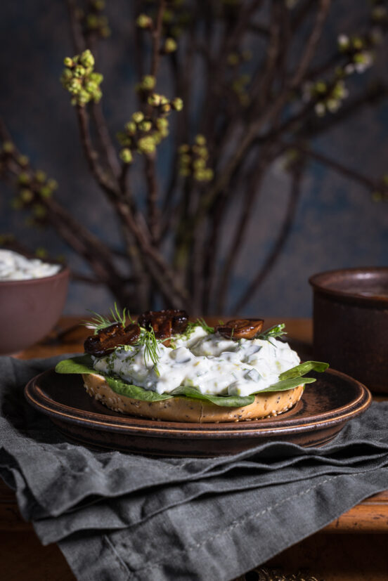 Leek Spread - veganer, cremiger Lauchaufstrich auf einem Bagel.